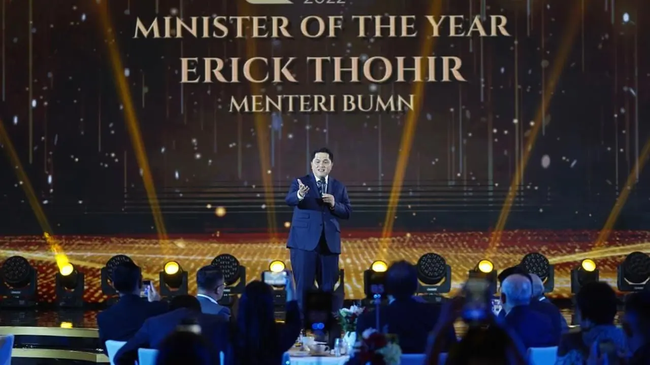 Menteri BUMN Erick Thohir menerima penghargaan sebagai menteri pilihan tahun ini atau Minister of the Year. (Dok KBUMN)