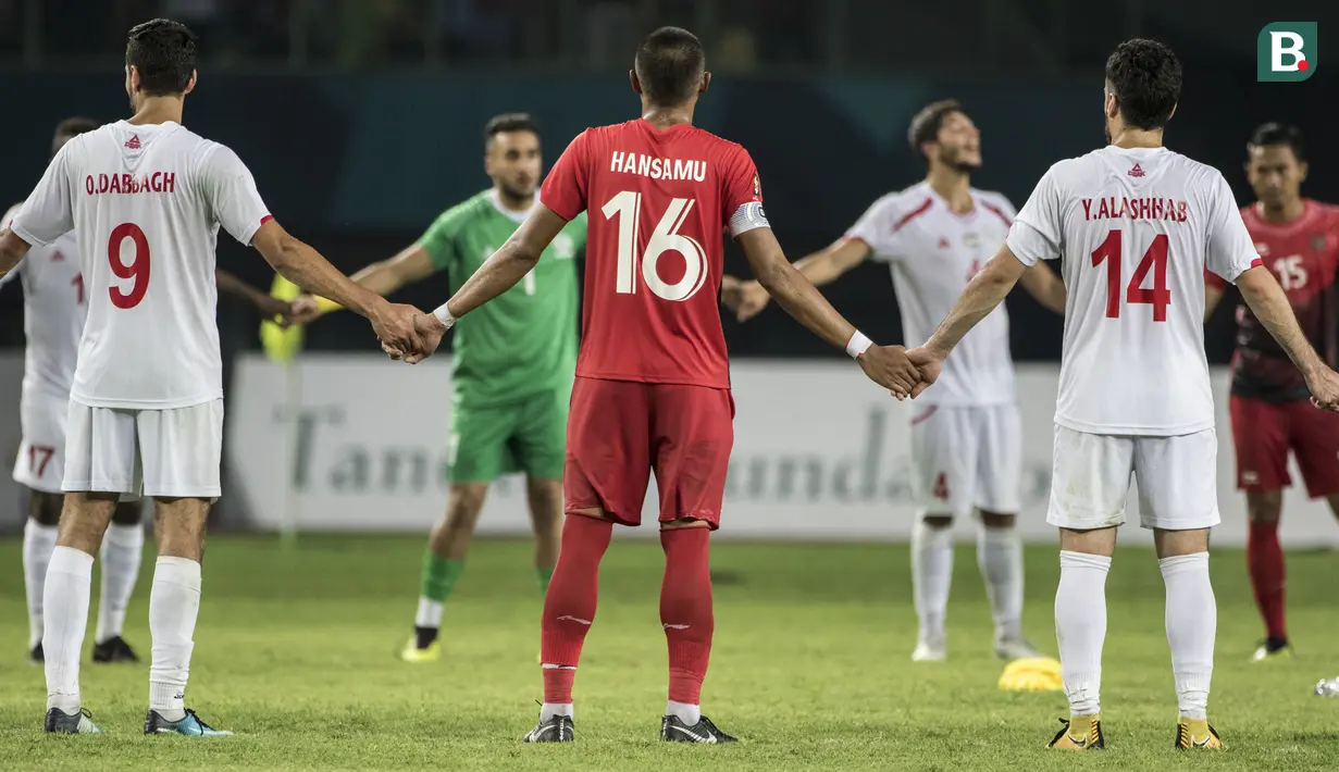 Pemain Indonesia dan Palestina berpegangan tangan pada laga Asian Games di Stadion Patriot, Jawa Barat, Rabu (15/8/2018). Indonesia takluk 1-2 dari Palestina. (Bola.com/Vitalis Yogi Trisna)
