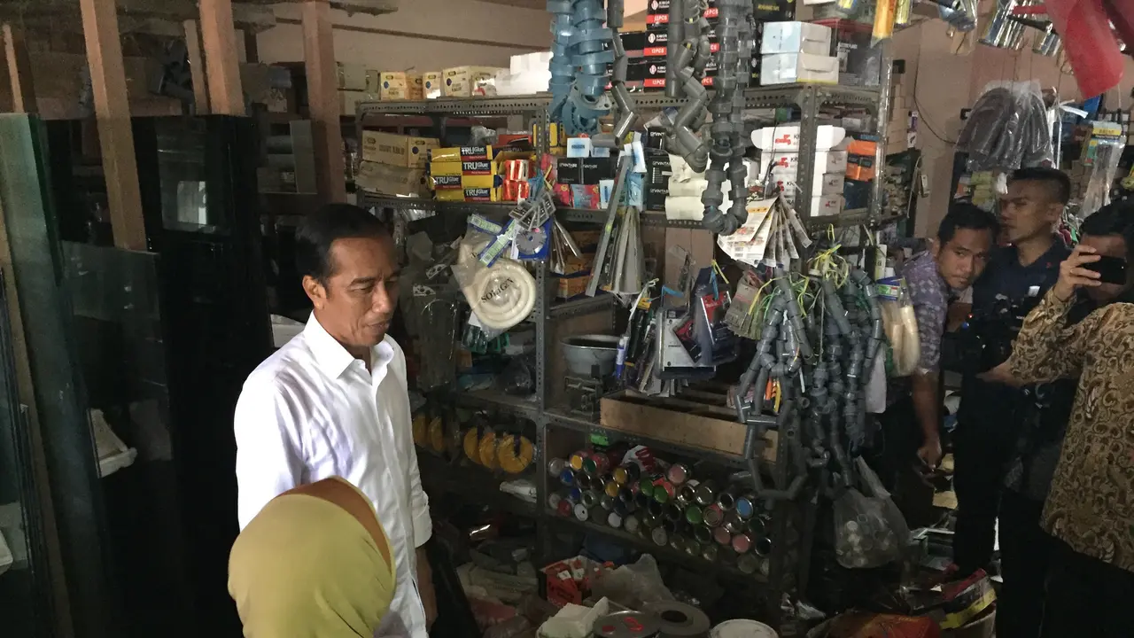 Jokowi menyambangi toko bangunan di Lombok Barat Nusa Tenggara Barat (NTB)