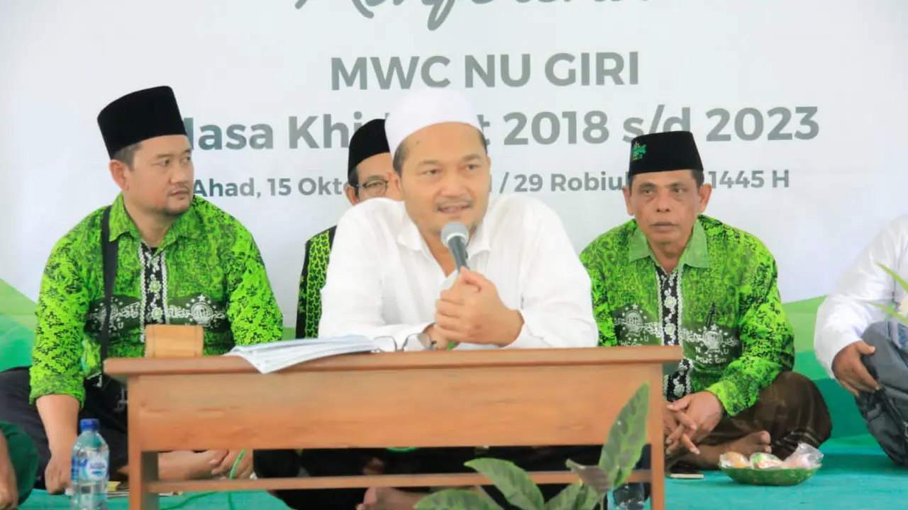 Bakal Calon Kepala Daerah (Bacakada) dari Partai Kebangkitan Bangsa (PKB) Banyuwangi, KH Ali Makki Zaini  (Tengah) (Hermawan Arifianto/Liputan6.com)