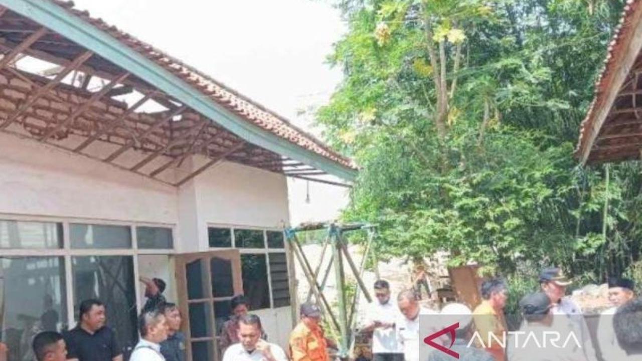 Pemkab dan Baznas Sumenep Salurkan Bantuan Perbaikan Rumah Korban Bencana Angin Kencang