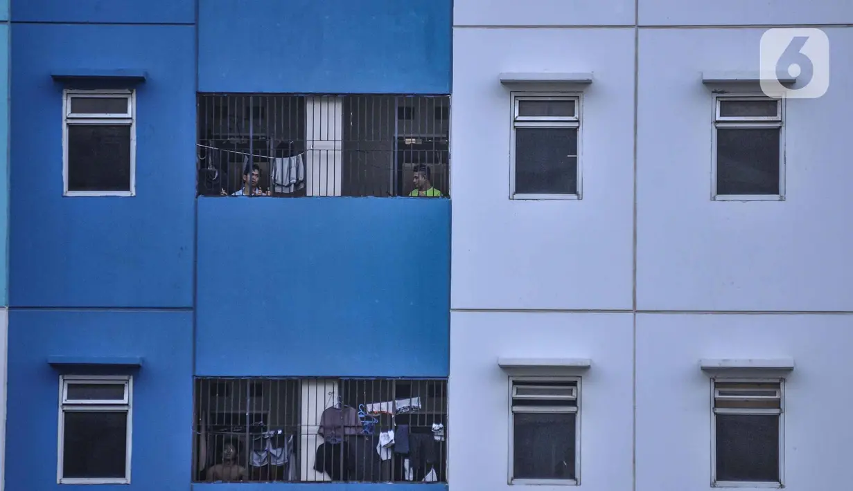 Sejumlah PMI dan WNI dari luar negeri menjalani karantina di Rusun Nagrak, Cilincing, Jakarta Utara, Rabu (5/1/2022). Tower 6 memiliki 265 kamar dengan kapasitas mencapai 1.000 orang. (merdeka.com/Iqbal S. Nugroho)