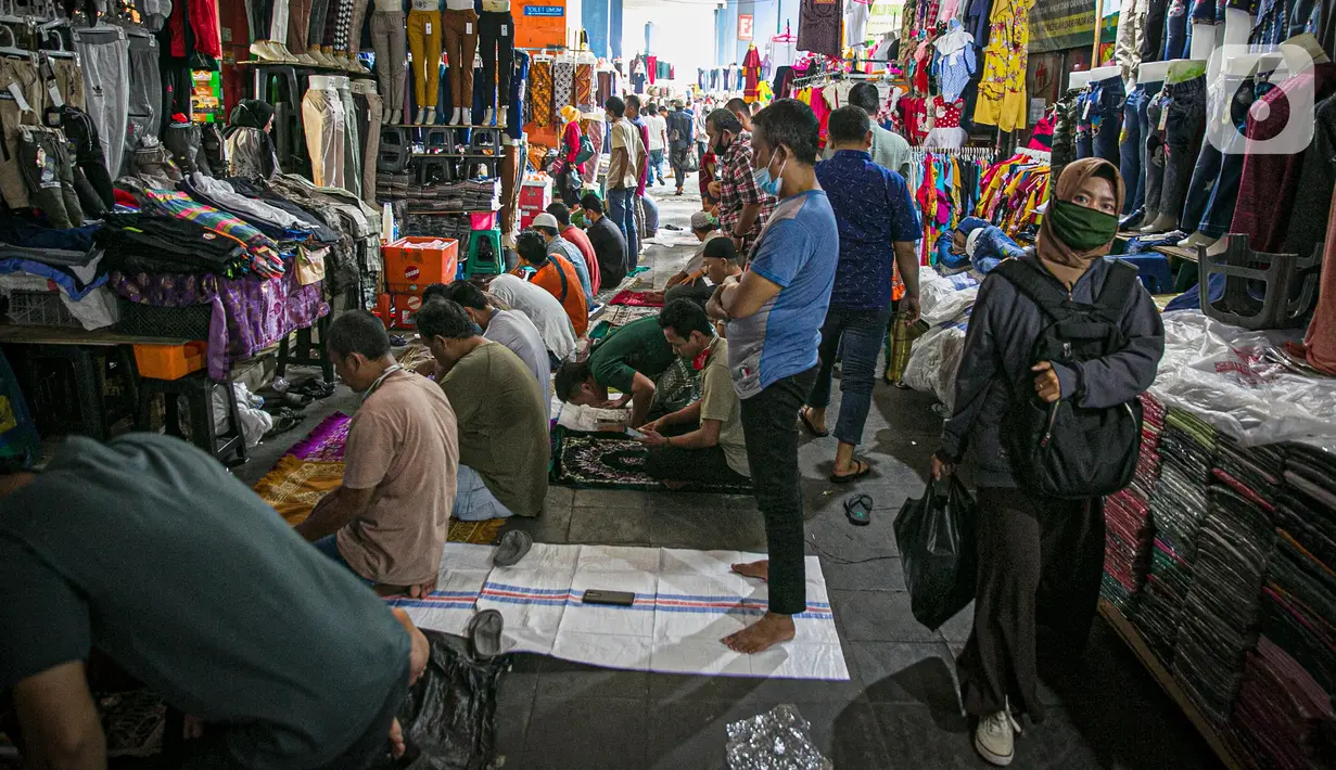 Umat muslim melaksanakan sholat Jumat pertama Ramadhan di Pasar Tanah Abang, Jakarta Pusat, Jumat, (16/4/2021). Fasilitas tempat ibadah yang tidak sebanding dengan jumlah pengunjung menyebabkan jemaah terpaksa melaksanakan ibadah sholat Jumat di selasar pertokoan. (Liputan6.com/Faizal Fanani)