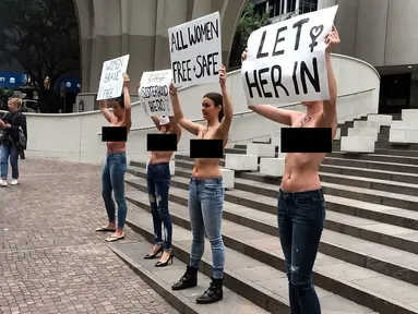 Anggota Secret Sisterhood tampil toples saat mendukung gadis Saudi Rahaf Mohammed al-Qunun yang mencari suaka di Australia di Sydney (10/1). Qunun melarikan diri karena takut dibunuh keluarganya lantaran keluar dari Islam. (Secret Group Sisterhood/AFP)