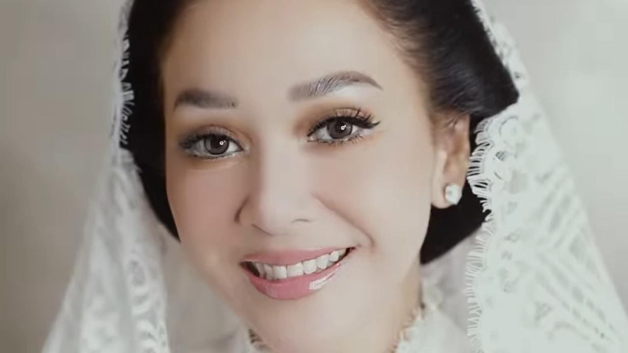 5 Potret Cantik Maia Estianty di Siraman Al Ghazali, Tampil Anggun Dalam Balutan Busana Putih & Motif Bunga