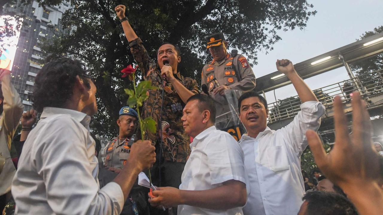 Mensesneg temui mahasiswa di aksi Indonesia Gelap