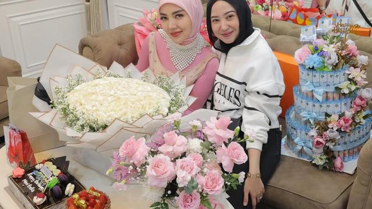 5 Potret Ruang Tamu Rumah Bella Shofie, Mewah dengan Desain Klasik Modern