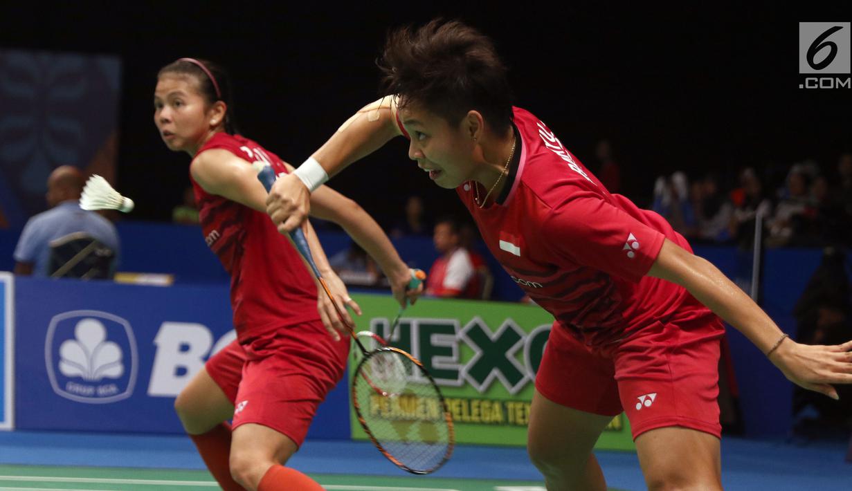 Ganda Putri Indonesia, Greysia Polii/Apriyani Rahayu menahan serangan Chang Ye Na/Lee So Hee (Korsel) di Babak Kedua Indonesia Open 2017, Jakarta, Kamis (15/6). Greysia/Apriyani kalah 18-21, 14-21. (Liputan6.com/Helmi Fithriansyah)