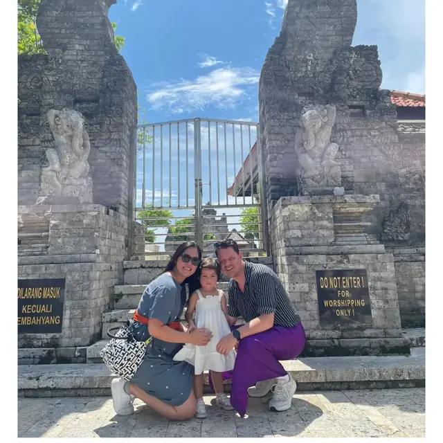 5 Potret Gracia Indri Diduga Hamil Anak Kedua, Pamer Baby Bump Liburan di Bali