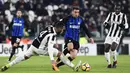 Gelandang Inter Milan, Matias Vecino, berusaha melewati bek Juventus, Mehdi Benatia, pada laga Serie A di Stadion Allianz, Turin, Minggu (10/12/2017). Juventus bermain imbang 0-0 dengan Inter Milan. (AFP/Miguel Medina)
