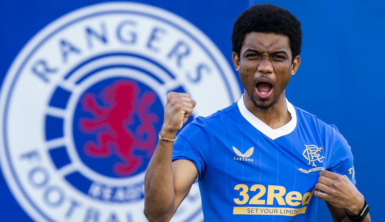 Amad Diallo. Pemain sayap Pantai Gading berusia 19 tahun yang telah memperkuat Manchester United selama 1,5 musim ini dipinjamkan ke Glasgow Rangers pada 27 Januari 2022 hingga akhir musim. Ia langsung mencetak 1 gol di laga debutnya bersama Rangers pada 29 Januari 2022. (rangers.co.uk)