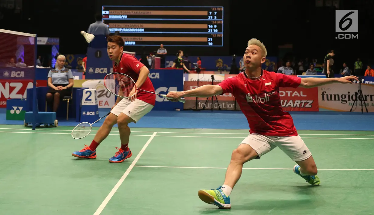 Ganda Putra Indonesia, Kevin Sanjaya Sukamuljo/Markus Gideon mengembalikan kok ke Kim Astrup/Anders S Rasmussen (Denmark) di Babak 32 Besar Indonesia Open 2017 di Jakarta, Rabu (14/6). Kevin/Markus kal;ah 16-21, 16-21. (Liputan6.com/Helmi Fithriansyah)