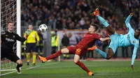 Kiper Barcelona, Marc-Andre ter Stegen menyelamatkan bola dari pemain AS Roma, El Shaarawi pada laga leg kedua perempat final Liga Champions di Stadion Olimpico, Selasa (10/4). Barcelona secara mengejutkan dikalahkan AS Roma 0-3. (AP/Gregorio Borgia)
