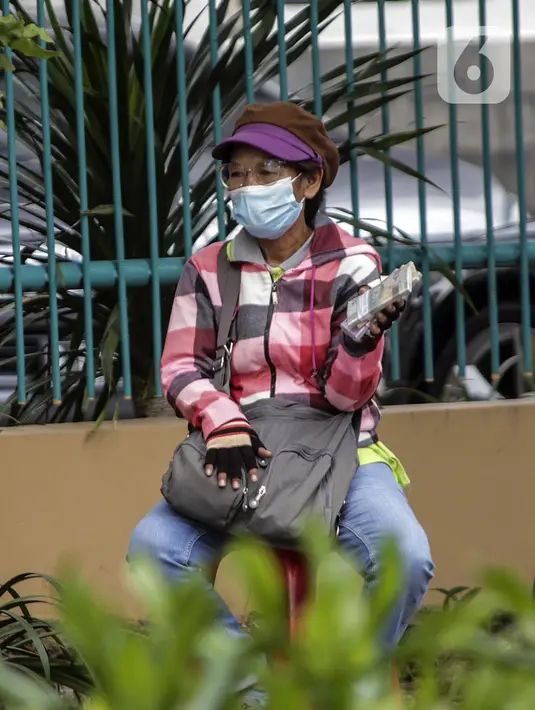 Penjual jasa penukaran uang menawarkan uang baru dalam berbagai pecahan di kawasan Pondok Indah, Jakarta, Kamis (6/5/2021). Uang baru dalam berbagai pecahan banyak dibutuhkan saat Lebaran untuk dibagikan kepada anak sanak-saudara saat silaturahmi. (Liputan6.com/Johan Tallo)