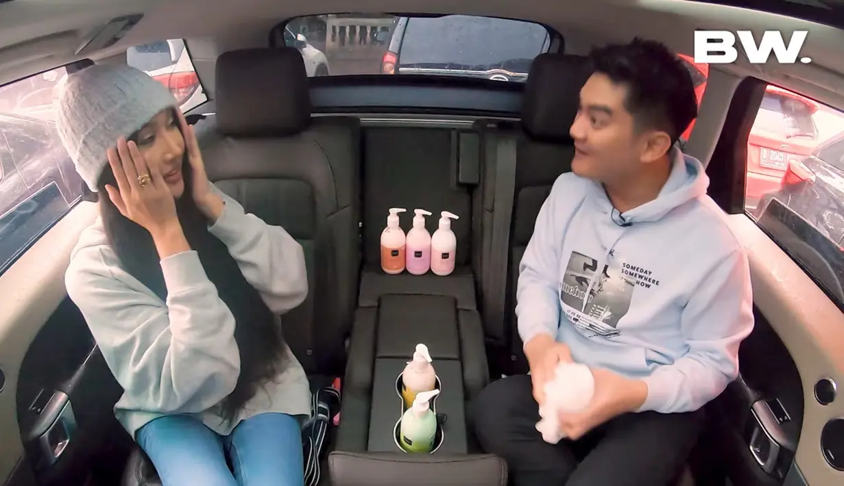 8 Momen Unboxing Wajah Baru Lucinta Luna Pasca Oplas, Hasilnya Bikin Takjub (Sumber; YouTube/BW)