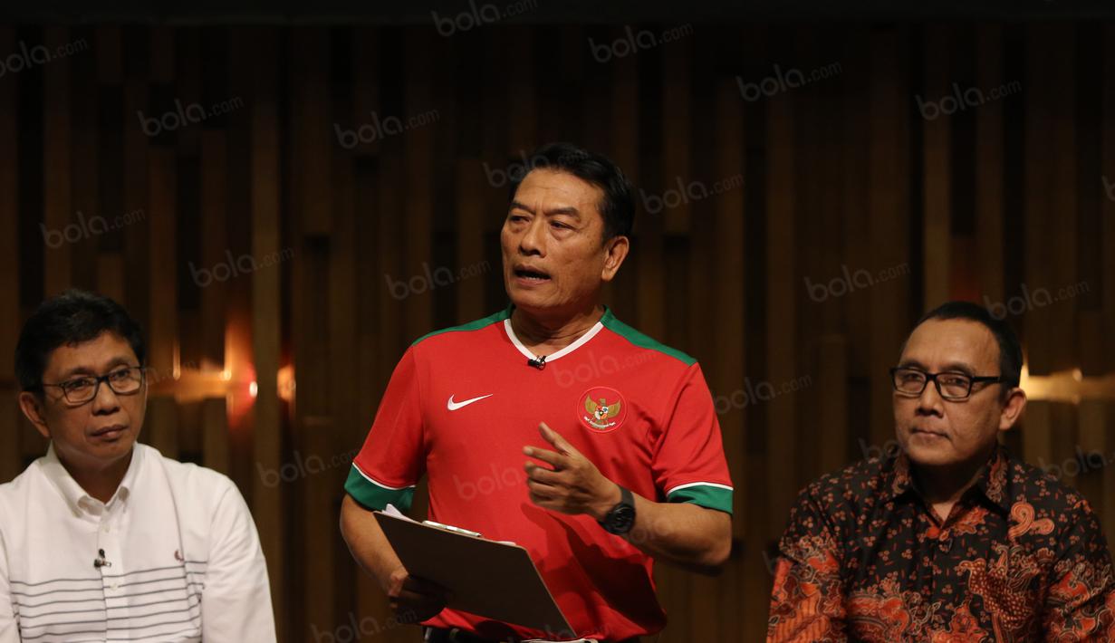 Gaya Kharismatik mantan Panglima TNI, Mpeldoko saat menyampaikan visi sebagai calon ketum PSSI pada acara debat di  SCTV Tower, Jakarta, Selasa (04/10/2016). (Bola.com/Nicklas Hanoatubun)