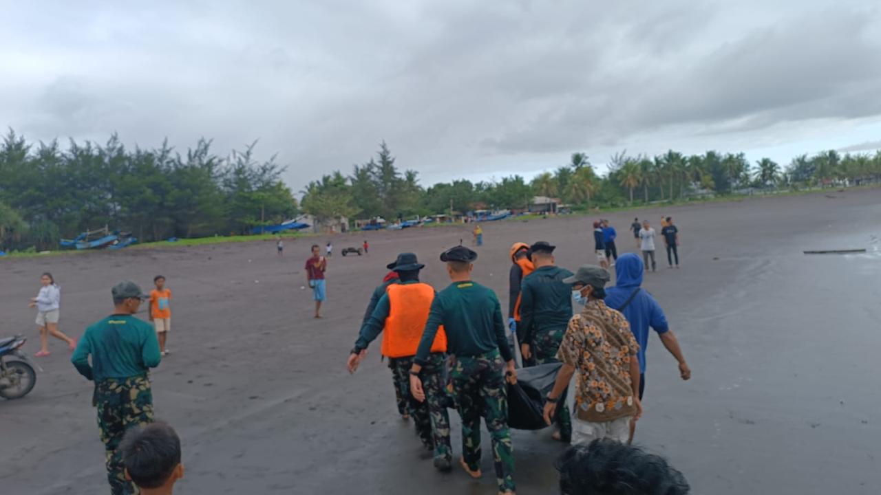 korban Ali Masykur di evakuasi tim SAR gabungan setelah ditemukan di wilayah perairan Lapon, Pesanggaran, Banyuwangi (Istimewa)