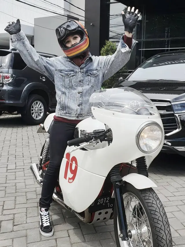 Bisa Tampil Garang, Ini 7 Gaya Selebriti Cewek dengan Moge