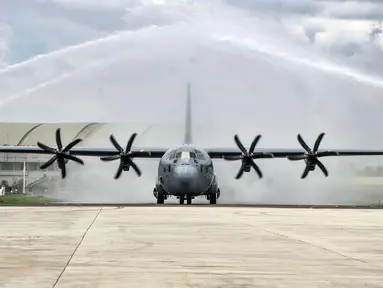 Tradisi water salute saat menyambut kedatangan pesawat Super Hercules C-130J di Lanud Halim Perdanakusuma, Jakarta, Senin (6/3/2023). TNI Angkatan Udara (AU) menerima satu unit pesawat C-130J Super Hercules A-1339 di Lanud Halim Perdanakusuma. (merdeka.com/Iqbal S. Nugroho)