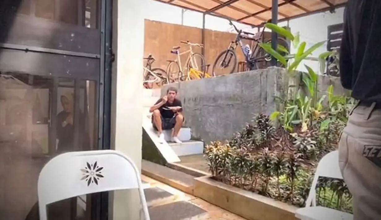 Selain banyak tanaman penghijauan, rumah Ikke Nurjanag juga dilengkapi parkir sepeda. Hal itu terlihat dari kanal Youtube Ridi Djajakusuma.(Youtube Ridi Djajakusuma)