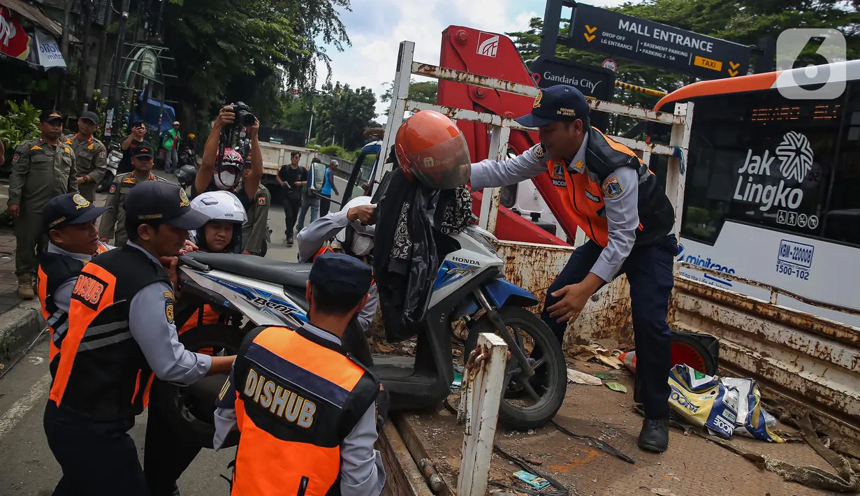 Suku Dinas Perhubungan Jakarta Selatan bersama instansi terkait menggelar operasi tertib trotoar di kawasan Gandaria dan Pondok Indah, Jakarta Selatan, Selasa (18/3/2025). (Liputan6.com/Angga Yuniar)