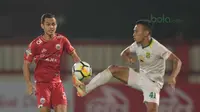 Irfan Jaya (kanan) menghalau bola dari kejaran rekannya di Timnas Indonesia U-23, Rezaldi Hehanussa pada laga Gojek Liag 1 bersama Bukalapak di Stadion PTIK, Jakarta (26/6/2018). Persija dan Persebaya bermain imbang 1-1. (Bola.com/Nick Hanoatubun)