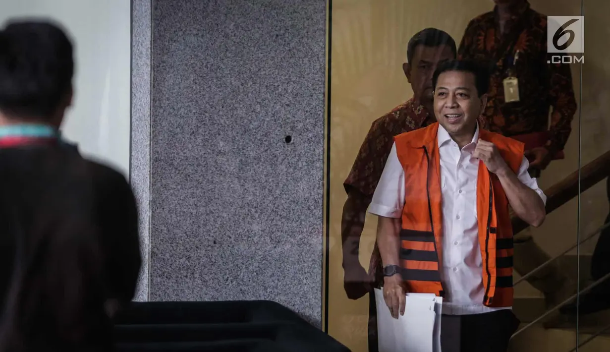Setya Novanto tersenyum usai menjalani pemeriksaan di gedung KPK, Jakarta, Jumat (22/12). Setnov diperiksa sebagai saksi untuk tersangka Direktur Utama PT Quadra Solution Anang Sugiana Sudiharjo (ASS). (Liputan6.com/Faizal Fanani)