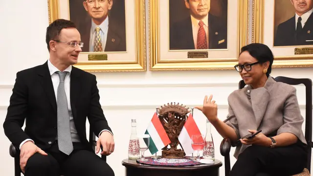 Menteri Luar Negeri RI Retno Marsudi bersama dengan Menteri Luar Negeri dan Perdagangan Hongaria Peter Szijjarto.