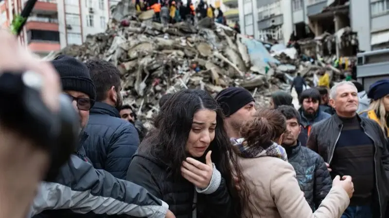 Korban dari gempa berkekuatan 7,7 magnitudo di wilayah Adana, Turki. (Bisa Erok/AFP)