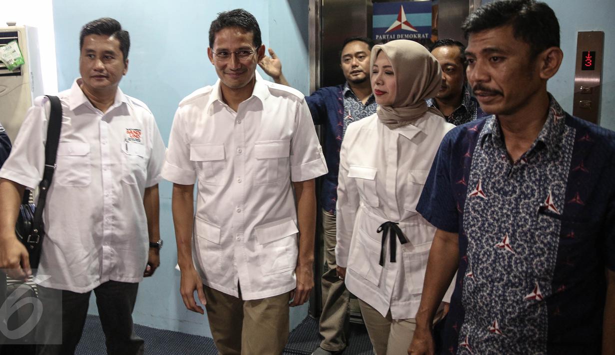 Balon Gubernur DKI Jakarta Sandiaga Uno (tengah) saat hadir di DPD Demokrat, Jakarta, (22/4). Sandiaga Salahuddin Uno didampingi Istrinya saat mendatangi kantor Demokrat tersebut. (Liputan6.com/Faizal fanani)