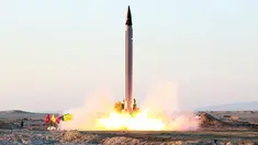 Peluncuran misil balistik jarak jauh buatan Iran, di lokasi yang tidak disebutkan, Minggu (11/10). Rudal Emad adalah rudal jarak jauh pertama Iran dengan kemampuan menghantam sasaran dengan tingkat akurasi yang tinggi. (REUTERS/farsnews.com)