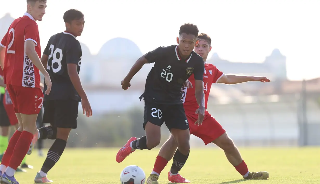 Timnas Indonesia U-20 sempat mendapatkan peluang emas melalui Ginanjar Wahyu Ramadhani pada menit ke-20. Sayang, saat sudah berhadapan langsung dengan kiper Moldva U-20, sepakannya masih melebar dari sasaran. (Dok. PSSI)