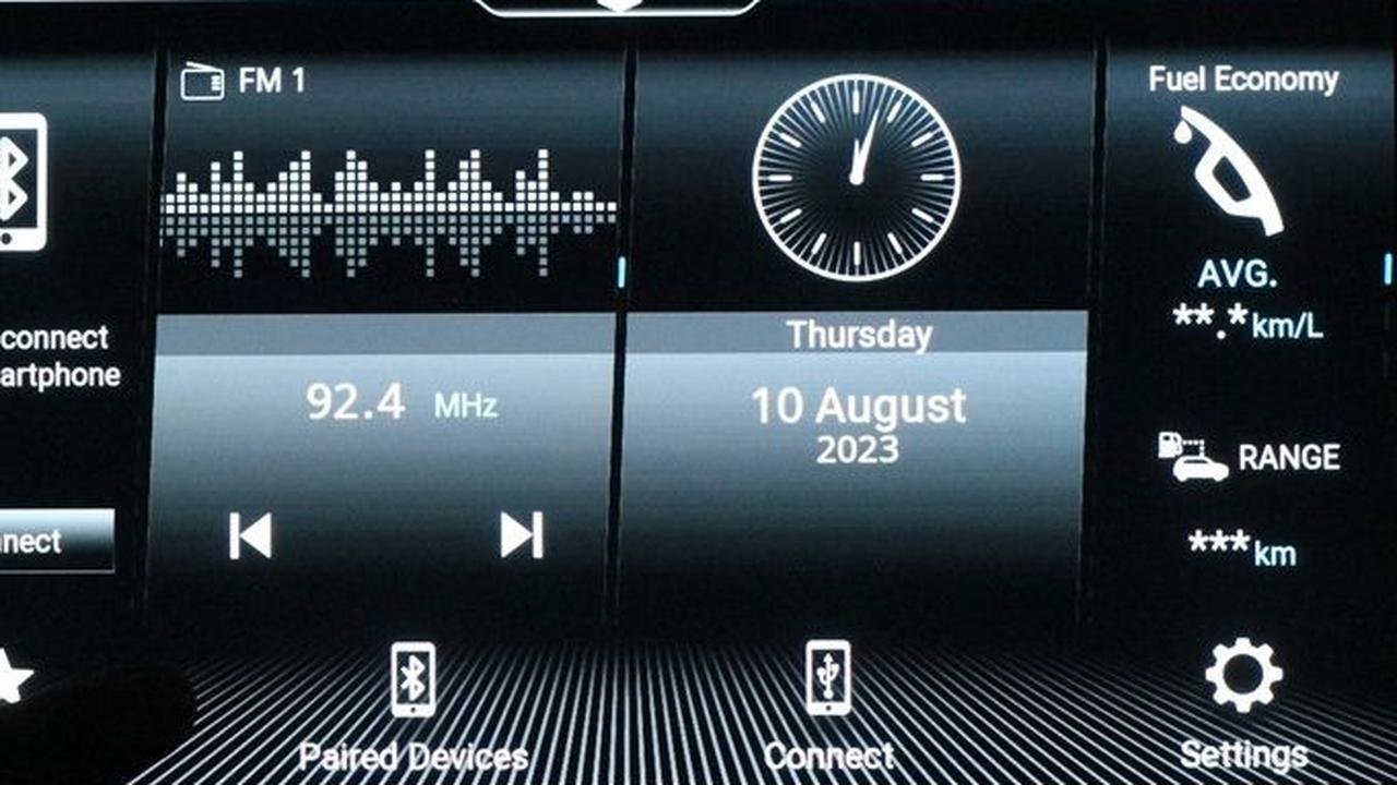 New Baleno punya head unit baru dengan
layar lebih besar: 9 inci. 

Dilengkapi fitur Apple Car Play dan Android Auto yang memungkinkan pengguna melakukan smartphone connection.