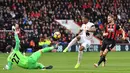 Stiker Manchester United, Anthony Martial, berusaha membobol gawang Bournemouth pada laga Premier League di Stadion Vitality, Bournemouth, Sabtu (3/11). Bournemouth kalah 1-2 dari MU. (AFP/Ben Stansall)