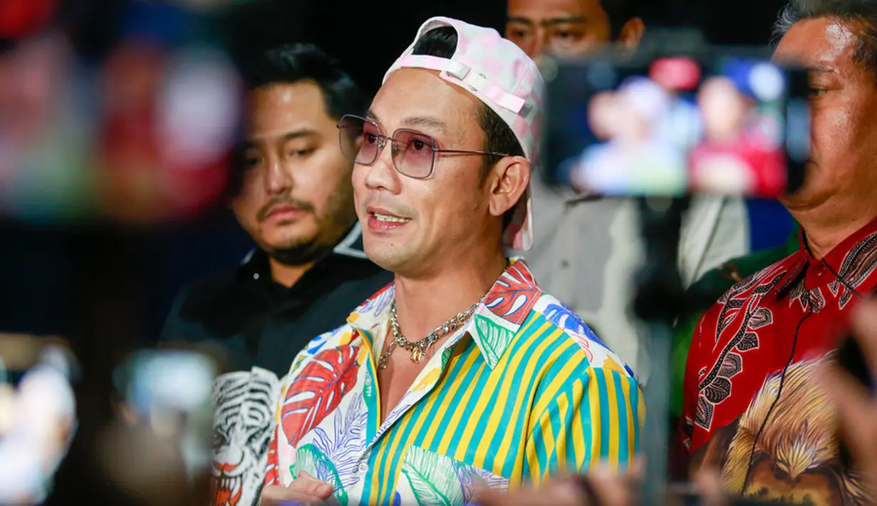 Denny Sumargo melaporkan Verny Hasan terkait postingan tes DNA di akun instagram @vernyhasan_. Denny juga siap meladeni, dan meminta agar Verny tidak memblow up masalah ini ke media. Karena akan berdampak buruk pada anaknya. [Foto: Muhammad Akrom Sukarya/KapanLagi.com]