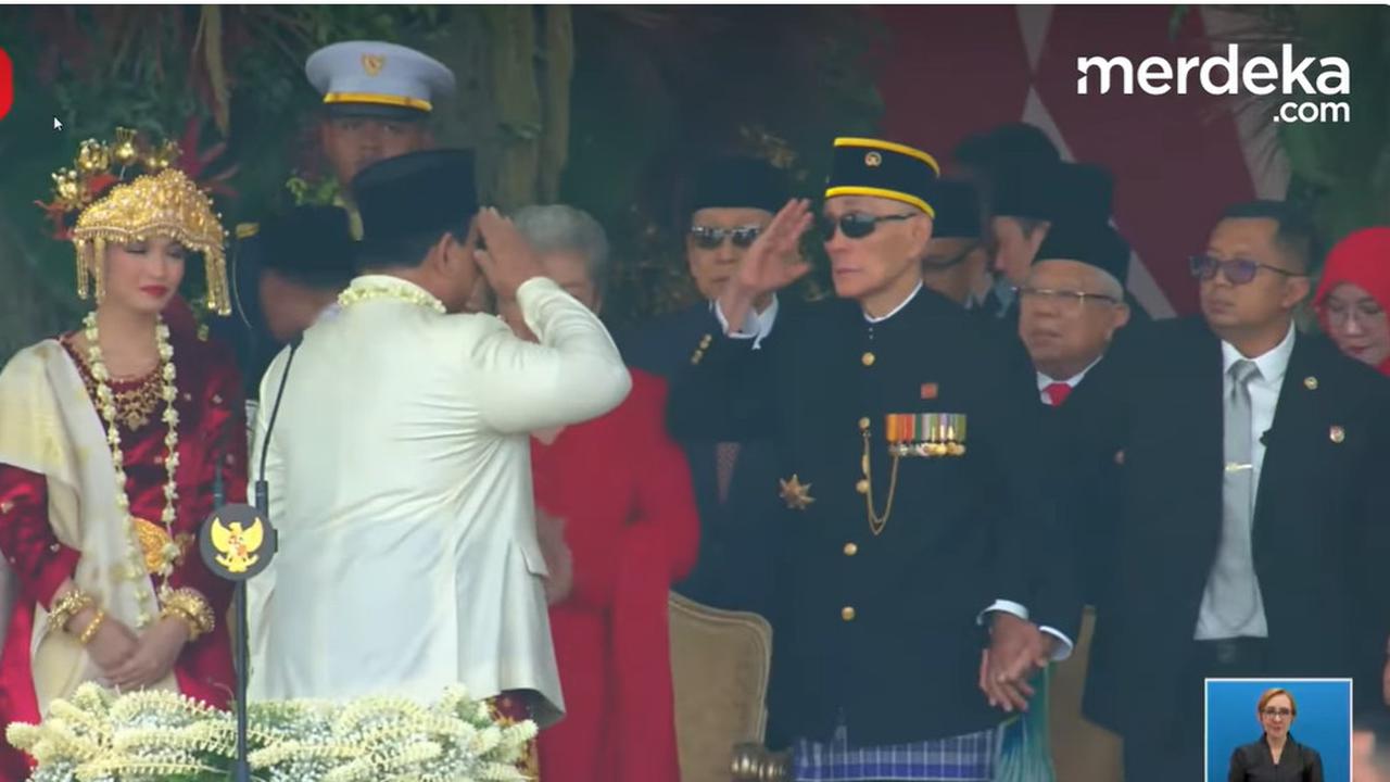 VIDEO: Salut! Jenderal TNI Sepuh Try Sutrisno Gemetar Berusaha Berdiri, Gagah Beri Hormat ke Prabowo