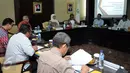 Menteri Sosial RI, Khofifah Indar Parawansa (tengah) memimpin Forum Koordinasi Pemberdayaan Komunitas Adat Terpencil di Jakarta, Rabu (4/11/2015). Forum membahas sejumlah permasalahan dan solusi terkait KAT. (Liputan6.com/Helmi Fithriansyah)