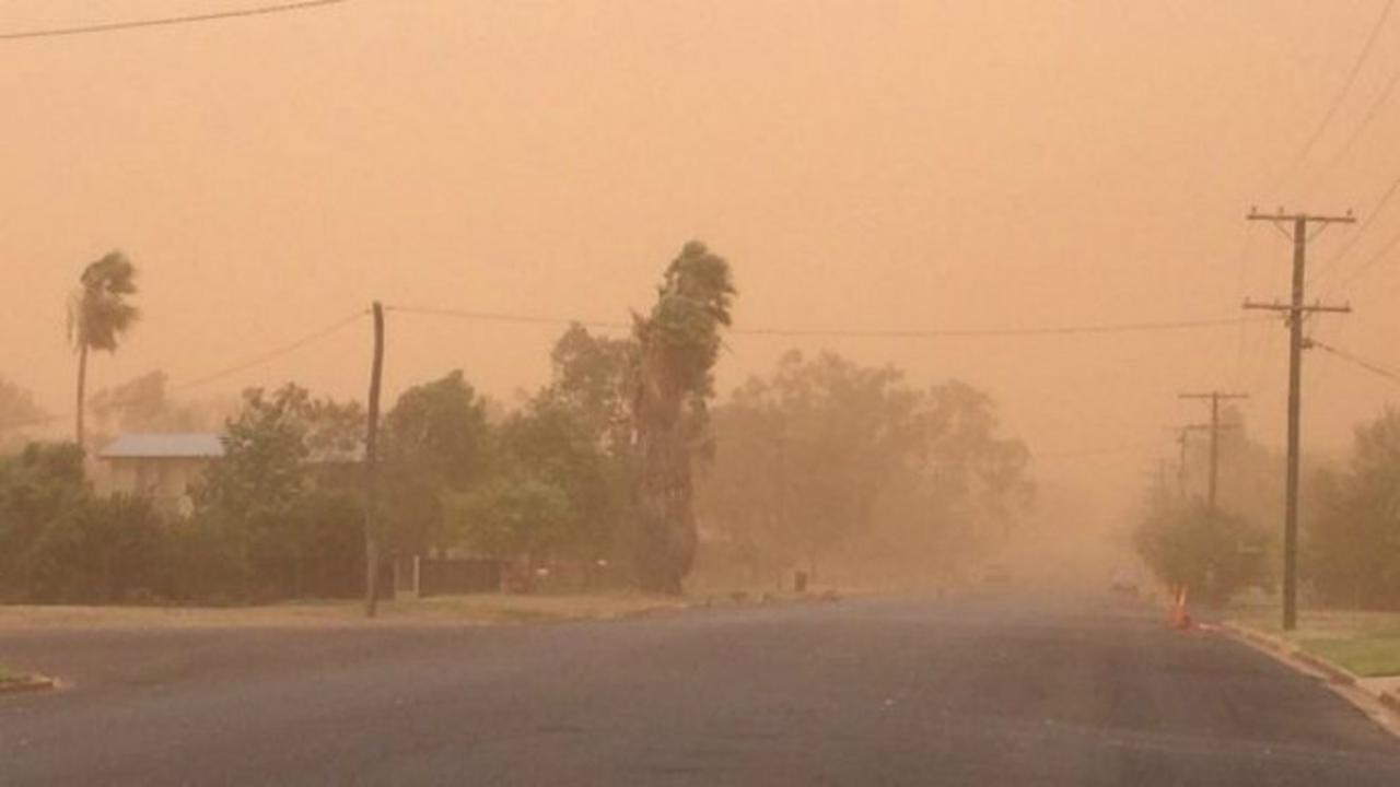 Kabut oranye tiba-tiba menyelimuti kota Chareville di Australia usai badai debu menerjang