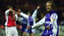 Gabriel Batistuta - Batistuta bermain untuk Fiorentina pada 1991-2000. Bomber tajam asal Argentina ini selalu mencetak 20 gol lebih di tiga musim kompetisi Liga Italia Serie A. (AFP/Adrian Dennis)