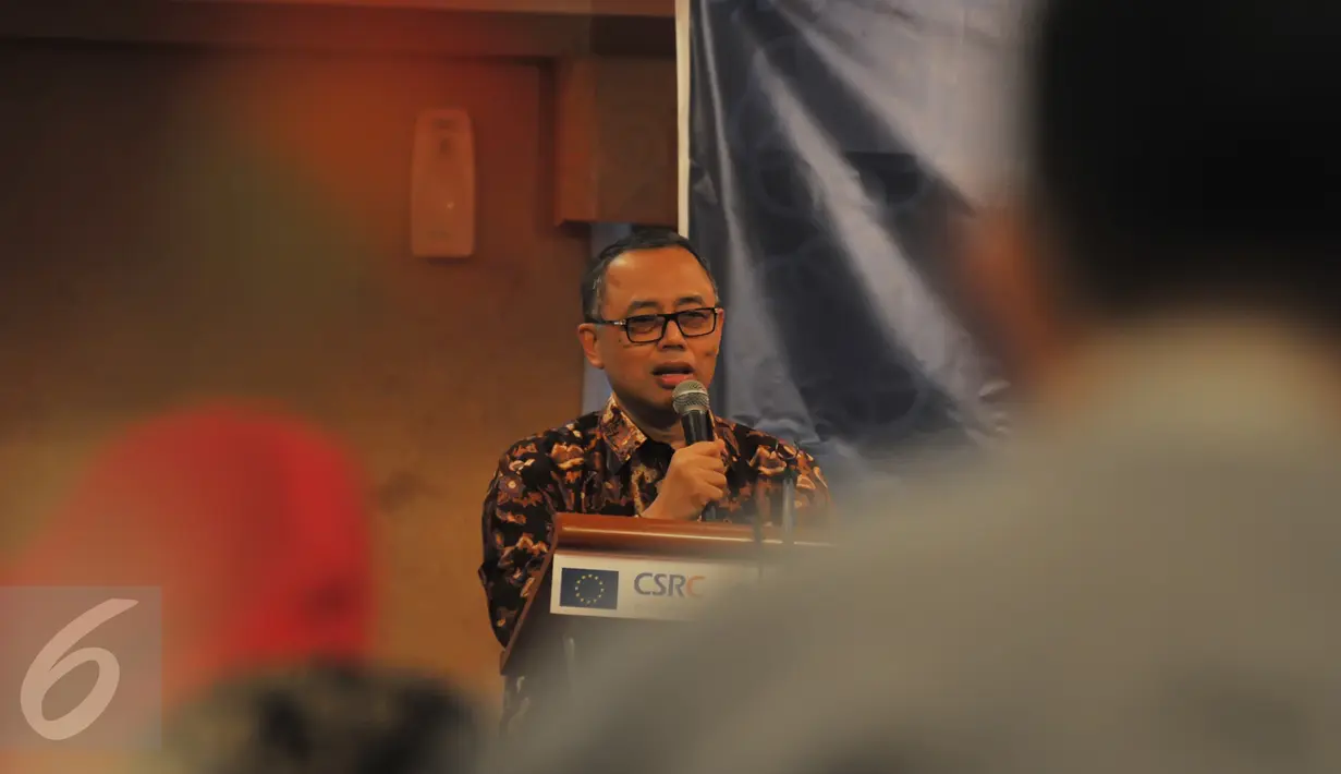 Rektor UIN Syarif Hidayatullah Jakarta, Dede Rosyada memberikan sambutan di acara peresmian Pesantren For Peace (PFP), Jakarta, Selasa (30/6/2015). Diharapkan PFP bisa meningkatkan kontribusi Islam yang moderat di Indonesia. (Liputan6.com/Herman Zakharia)
