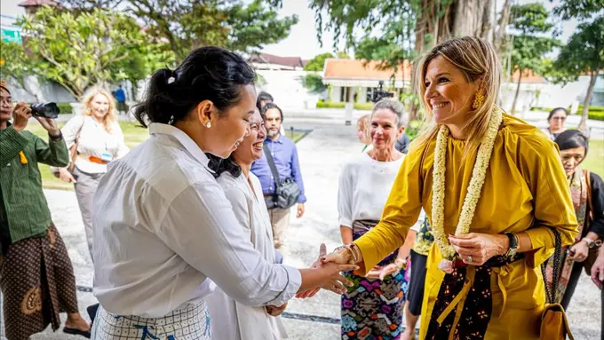 Gaya Semi Formal Busana Ratu Maxima dari Belanda Saat Kunjungan di Jawa Tengah, Padukan Setelan Kuning dengan Kain Batik
