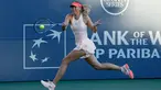 Petenis asal Rusia, Maria Sharapova berusaha mengembalikan bola petenis asal AS, Jennifer Brady pada Bank of the West Classic di Stanford, California (31/7). Ini ajang resmi pertama Sharapova setelah bebas dari sanksi. (AFP Photo/Lachlan Cunningham)