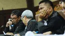 Terdakwa dugaan suap opini WTP Kemendes PDTT, Ali Sadli (kiri) saat sidang lanjutan di Pengadilan Tipikor, Jakarta, Senin (8/1). Sidang mendengar keterangan empat saksi salah satunya, Sekjen KONI Ending Fuad Hamidi. (Liputan6.com/Helmi Fithriansyah)