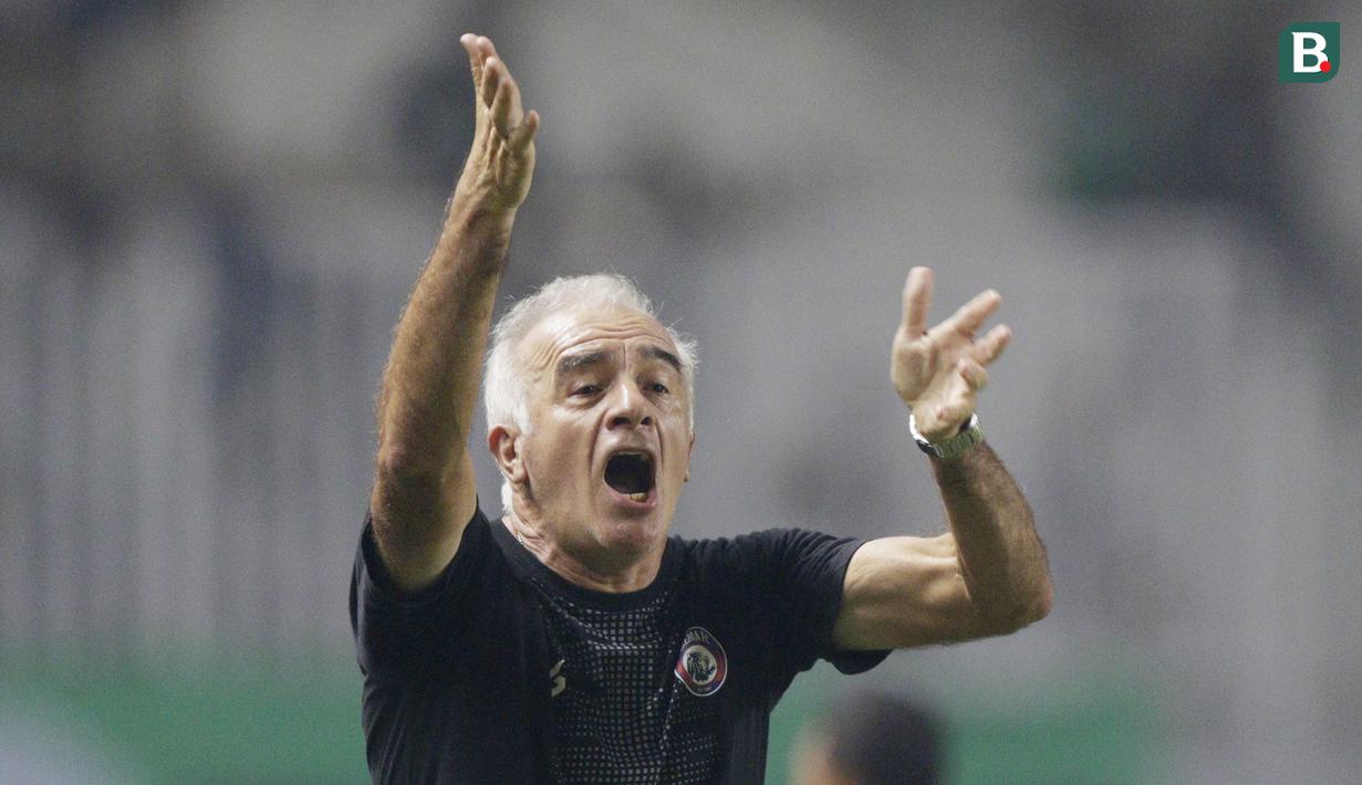 Pelatih Arema FC, Mario Gomez, saat melawan Tira Persikabo pada laga Shopee Liga 1 di Stadion Pakansari, Bogor, Senin, (2/3/2020). Tira Persikabo takluk 0-2 dari Arema FC. (Bola.com/M Iqbal Ichsan)