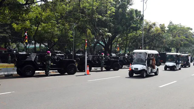 FOTO: Presiden Jokowi Pimpin Upacara HUT ke-76 TNI di Istana Merdeka