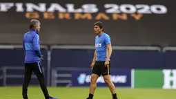 Pelatih Inter Milan, Antonio Conte berjalan selama sesi latihan di Veltins-Arena di Gelsenkirchen, Jerman, Selasa, (4/8/2020). Inter Milan akan bertanding melawan  Getafe pada babak 16 besar Liga Europa di Veltins Arena. (Lars Baron/Pool via AP)