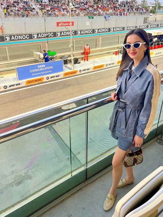 Nonton F1 di Dubai, Raline Shah tampil nyaman dengan denim on denim dan mini hand bag dari Gucci [@ralineshah]