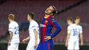 Penyerang Barcelona, Antoine Griezmann, tampak kecewa usai gagal mencetak gol ke gawang Dynamo Kiev pada laga Liga Champions di Stadion Camp Nou, Kamis (5/11/2020). Barcelona menang dengan skor 2-1. (AP/Joan Monfort)