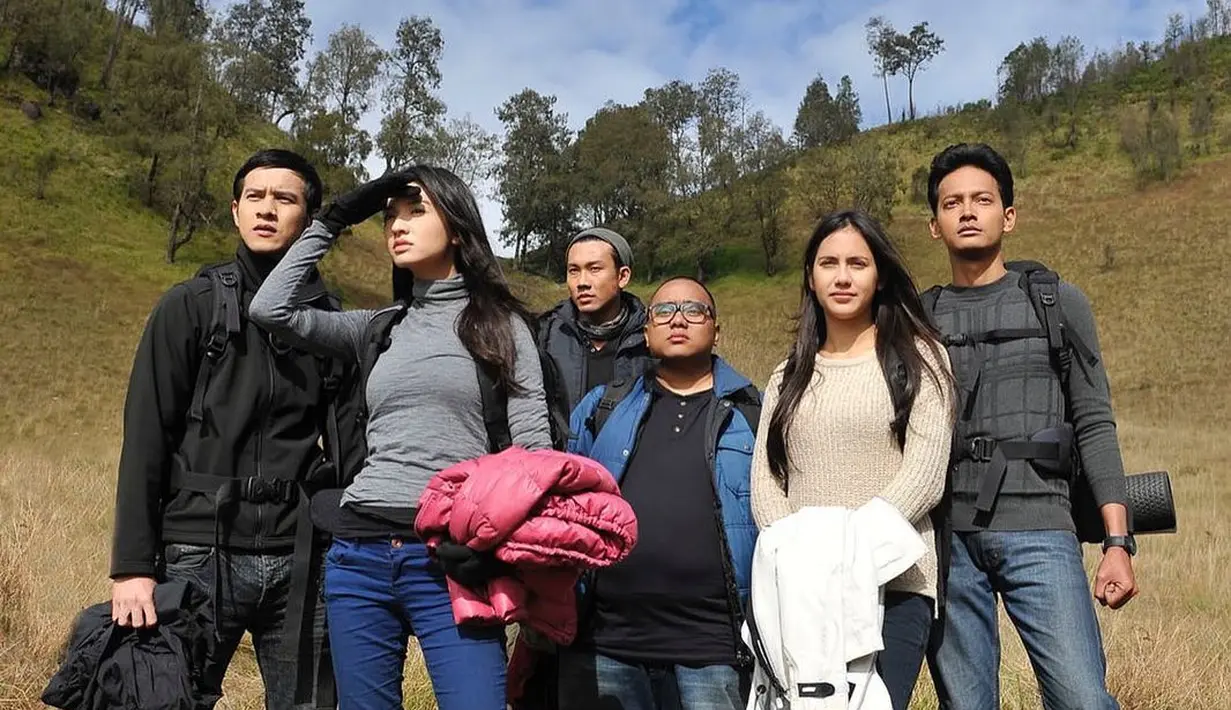 Inilah potret kompak para pemain film 5 cm yang mendaki gunung Semeru. Pendakian mereka di puncak tertinggi di Pulau Jawa itu berlangsung dramatis. Tak ketinggalan romansa antar pemeran juga terlibat dalam petualangan tersebut. (Liputan6.com/IG/@ralineshah).