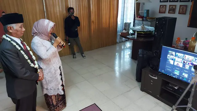 Pernikahan lansia di Malang disiarkan live via Zoom